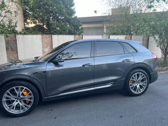 AUDI E-TRON ELÉTRICO PERFORMANCE BLACK QUATTRO